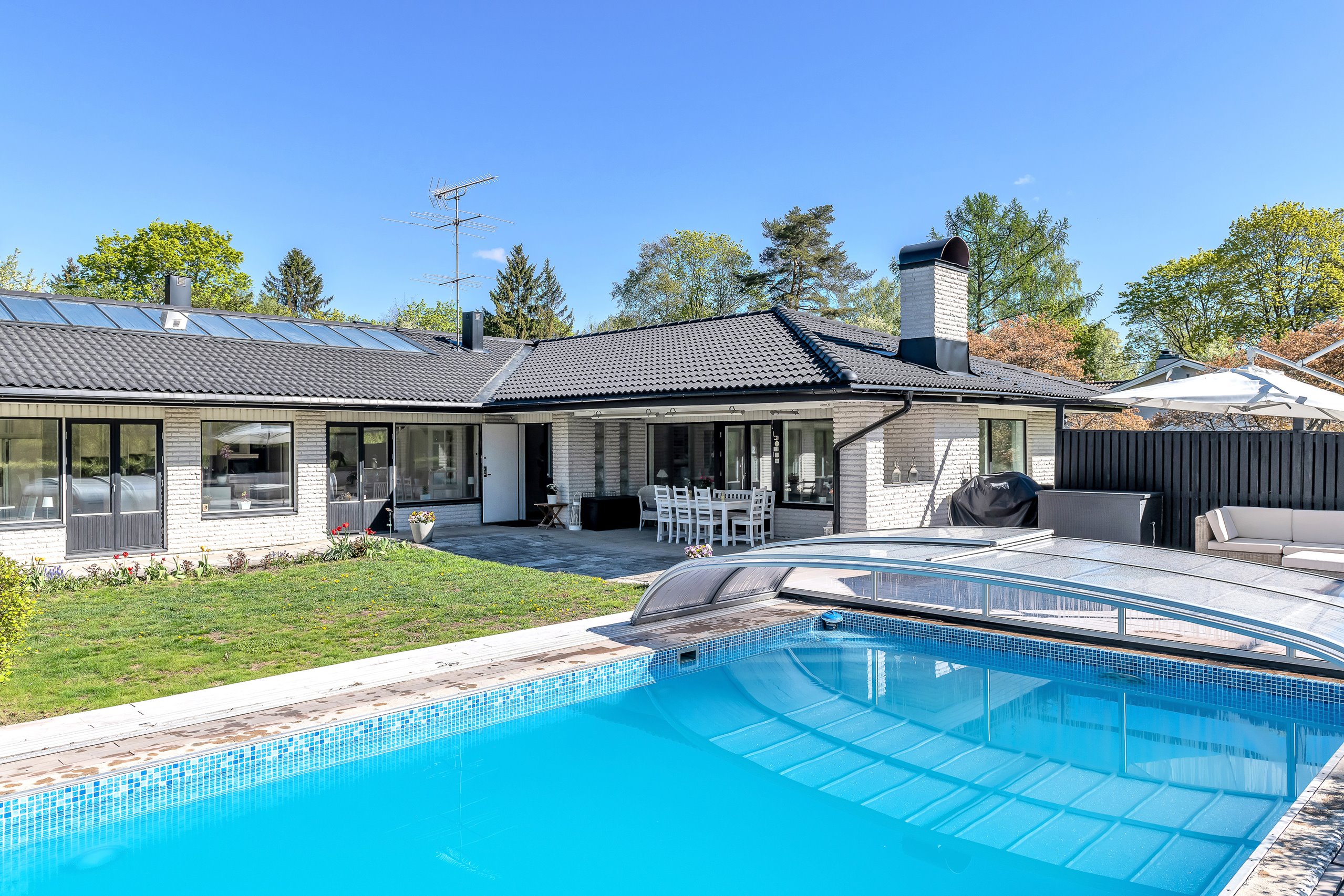 Pool och hus 2
