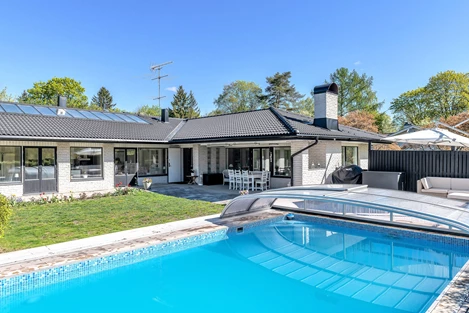 Pool och hus 2