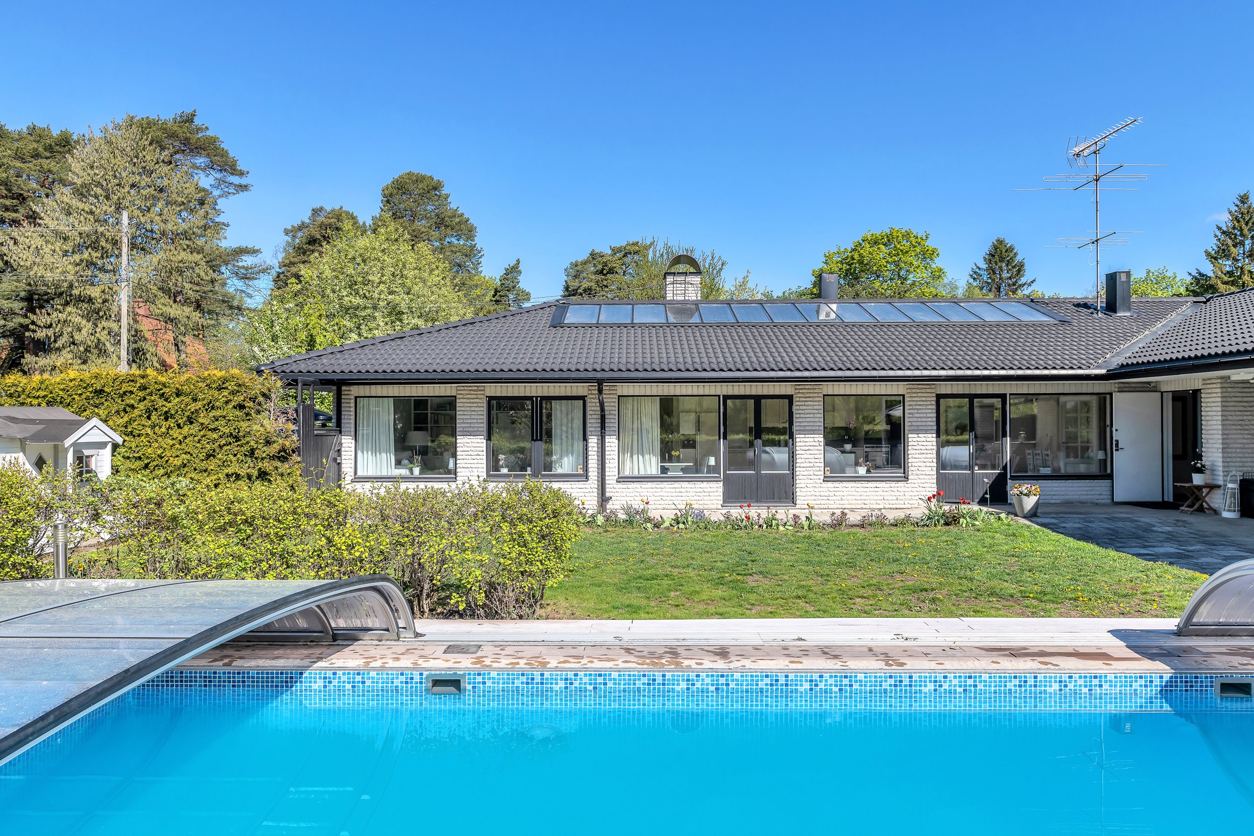 Pool och hus