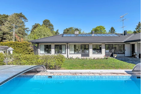 Pool och hus